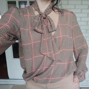 Patterned long sleeved blouse with collar bow